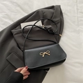 Petit sac carré minimaliste en similicuir noir avec fermoir doré en forme de noeud - Noir