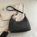 Minimalistische schwarze Hobo-Tasche mit Köperstruktur und goldfarbenen Details - Schwarz