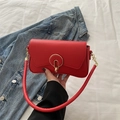Elegante rote Lederhandtasche mit großer Goldschnalle und schickem Tragegriff - Rot