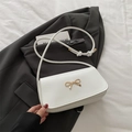 Sac bandoulière en cuir blanc avec boucle dorée en nœud et détail de sangle nouée - Blanc