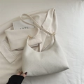 Schicke beige gewebte Hobo-Tasche mit goldenen Details und Schulterriemen für Damen - Weiß