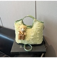 Dettaglio borsa a secchiello plissettata verde chiaro con ciondolo a forma di orso - Con Ciondolo / Verde