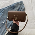 Dunkelbraune Schultertasche aus Leder mit goldener runder Schnalle und Handgriff - Braun