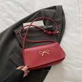 Sac à épaule en cuir rouge avec boucle noeud dorée et bandoulière nouée élégante - Rouge