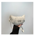 Detailansicht der gewebten Halbmond-Tasche mit goldener Schleifenschnalle und Lederriemen - Weiß