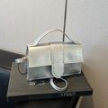 Silberne luxuriöse Umhängetasche mit Metallic-Finish und Tragegriff auf Büchern - Ohne Anhänger / Silber