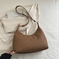 Dunkelkaffeebraune Strick-Hobo-Tasche im französischen Stil mit Lederriemen und Golddekor - Braun