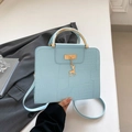 Lichtblauwe handtas met krokodillenprint, goudkleurig handvat en een hertje hanger - Blauw