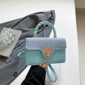 Borsa a tracolla azzurra con chiusura a fiore dorato e manico intrecciato da donna - Blu