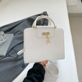 Witte crossbodytas met krokodillenprint, goudkleurig handvat en hertenhanger - Wit