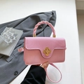 Borsa rosa a tracolla con manico intrecciato e chiusura in metallo a quadrifoglio - Rosa