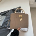 Sac à main beige motif crocodile avec breloque cerf dorée et poignées métalliques - Kaki