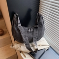 Anthrazitfarbene Hobo-Tasche aus gewaschenem Denim mit verstellbarem Riemen und Quasten - Schwarz