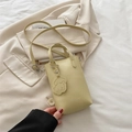 Bolso bandolera amarillo crema minimalista con un lindo llavero de cuero de perrito - Amarillo