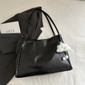 Sac cabas minimaliste en similicuir noir avec un charme de nuage duveteux blanc - Avec Pendentif / Noir