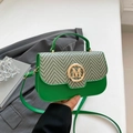 Grüne Handtasche aus Leder und Fischgrätgewebe mit goldenem M-Logo-Detail am Verschluss - Grün