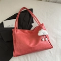 Grand sac cabas chic rouge corail en similicuir mat avec un pendentif nuage blanc - Avec Pendentif / Rose
