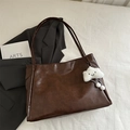 Grand sac cabas marron foncé en cuir brillant avec un pendentif nuage blanc - Avec Pendentif / Marron
