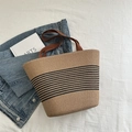 Borsa tote in paglia intrecciata kaki con manici marroni e strisce nere per l'estate - Nero