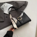 Schwarze Schultertasche mit Krokodilmuster, Goldverschluss und elegantem Seidenschal - Schwarz