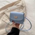 Mini borsa a tracolla azzurra con fibbia a farfalla bianca e sottile tracolla chic - Blu