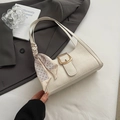 Schicke beige Unterachseltasche mit Kroko-Prägung und stilvollem dekorativem Seidentuch - Weiß