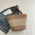 Borsa tote in paglia a righe marroni e crema con manici intrecciati per l'estate - Cachi