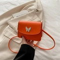 Mini borsa a tracolla arancione con fibbia a farfalla su uno sfondo neutro e pulito - Arancione