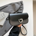 Sac à bandoulière chic en cuir noir et tissu gris avec boucle argentée en D - Noir