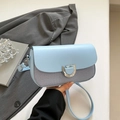 Sac bandoulière en cuir bleu clair et tissu avec boucle argentée en D - Bleu