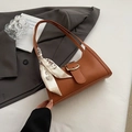 Braune Hobo-Tasche mit Krokodilprägung, Goldschnalle und dekorativem Seidenschal - Braun