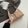 Sac sous le bras beige à motif crocodile avec boucle dorée et foulard en soie décoratif - Khaki
