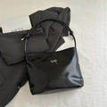 Sac seau noir brillant avec nœud argenté sur fond de tissu minimaliste et élégant - Sans Pendentif / Noir