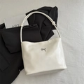 Sac à bandoulière blanc crème avec emblème nœud argenté sur fond de veste de costume noire - Sans Pendentif / Blanc