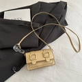 Mini-Umhängetasche in Khaki mit diagonaler Textur und Acrylketten-Verzierung - Gold