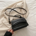 Elegante borsa a mano in pelle nera opaca con cuciture curve e dettagli dorati - Nero