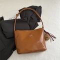 Glänzende braune Shopper-Tasche mit silberner Schleife und Bärenanhänger für Damen - Mit Anhänger / Braun