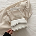 Borsa a tracolla bianca in pelle sintetica con patta curva e cinturino regolabile - Bianco