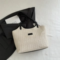 Elegante borsa tote in paglia beige con spalline in pelle nera e trama intrecciata - Nero