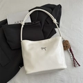 Cremeweiße Leder-Schultertasche mit silberner Metallschleife und Plüschbär-Anhänger - Mit Anhänger / Weiß