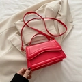 Borsa a tracolla squadrata rosso vivace con patta curva unica e dettagli in metallo oro - Rosso