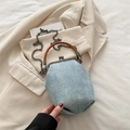 Hellblaue gepunktete Beuteltasche mit braunem Griff und Metallkette für Damen - Hellblau