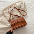 Borsa marrone strutturata in ecopelle con patta a onde e manico superiore - Marrone