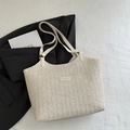 Große beige geflochtene Strohtasche mit Fashion Lederpatch und langen Schultergurten - Weiß