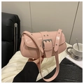 Primer plano del bolso rosa de cuero sintético brillante con gran hebilla de plata - Rosa