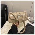 Primer plano del bolso de hombro en charol beige con acabado brillante y hebilla plateada - Caqui