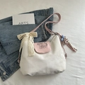 Borsa a tracolla opaca crema con patta rosa e stampa animalier a cartoni animati - Bianco Con Pendente