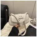Detalle del bolso bandolera de ecocuero crema con hebilla vintage y correa ajustable - Blanco