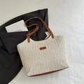 Borsa tote chic in paglia beige con manici in pelle marrone ed etichetta moda - Marrone