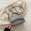 Elegante borsa grigia in ecopelle con patta, dettagli dorati e tracolla regolabile - Grigio
